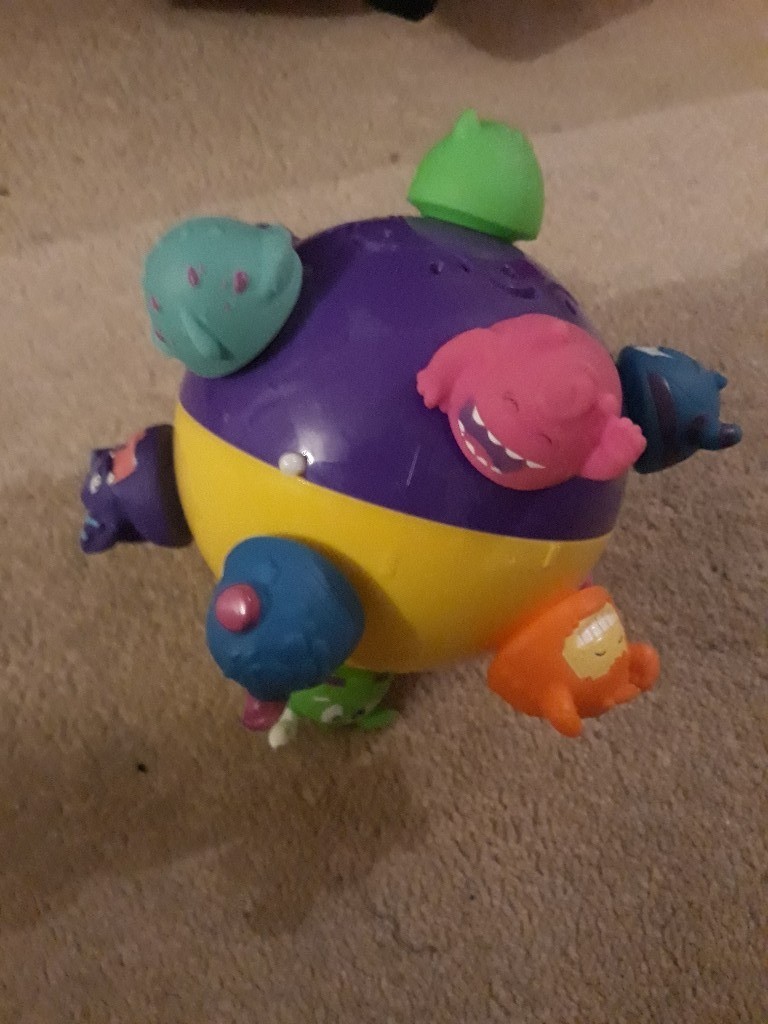 spin master chuckle ball